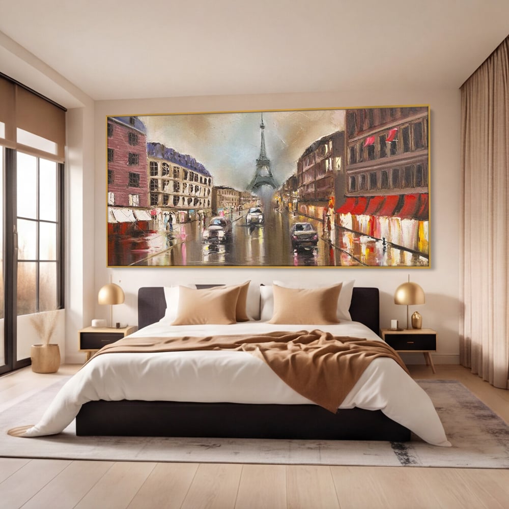 Tablou canvas cu pictura stradala cu turnul eiffel in ploaie, in rama de aluminiu auriu, pe perete intr-un dormitor